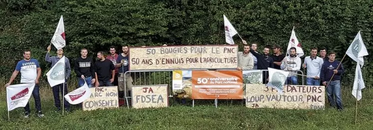 Jeudi 24 septembre, les agriculteurs vivant au sein du parc national des Cévennes ont manifesté leur colère, alors que le PNC fêtait le lendemain son cinquantenaire. Une grogne due aux nombreuses contraintes que les agriculteurs, notamment en cœur de parc, « subissent dans leur travail quotidien ».