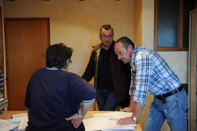 À la mairie des Bondons, Francis Durand, à droite, échange avec la secretaire de mairie et avec son adjoint, Maurice Lapierre, également agriculteur.