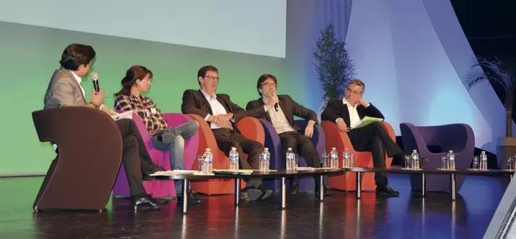 Table ronde avec Emilie Morcillo (consultante en économie collaborative), Philippe Royer (directeur du groupe Seenergi, Clasel), Jérémie Wainstain (CEO et co-fondateur de The Green Data), Dominique Olivier (directeur de la coopérative Fermes de Figeac). Animé par le journaliste Eric Dournès.