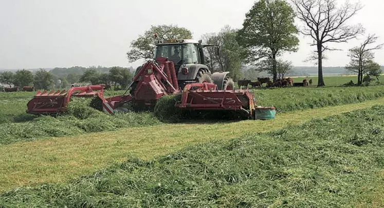 La récolte à un stade jeune de l’herbe permet d’atteindre des valeurs élevées en UF tout en maintenant un taux protéique élevé.