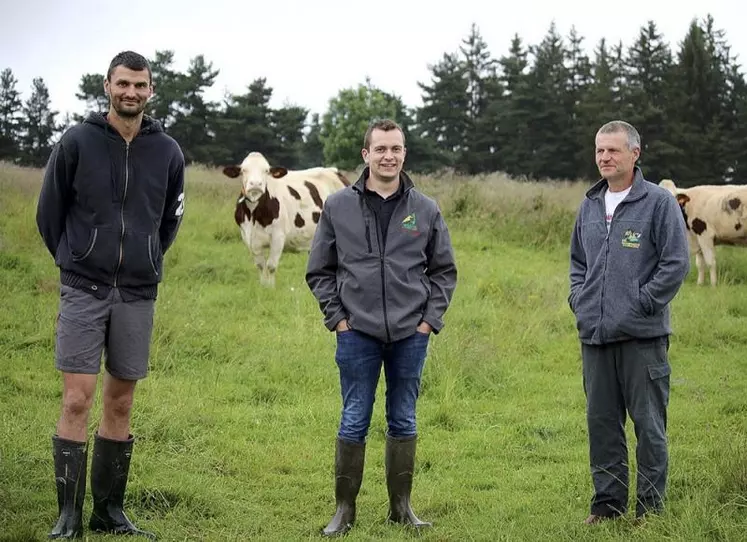 Sur la route du lait, on trouve des fermes familiales qui ont le vent en poupe. Celle de Jean-Paul Planchon, Fanny Reboul et Vianney Belin, le Gaec des violettes à Grandrieu, fait partie de celles-là. Vianney Belin et Jean-Paul Planchon s’occupent de l’atelier bovin, tandis que Fanny Reboul, en diversification, a développé des plantes à parfum, aromatiques et médicinales.