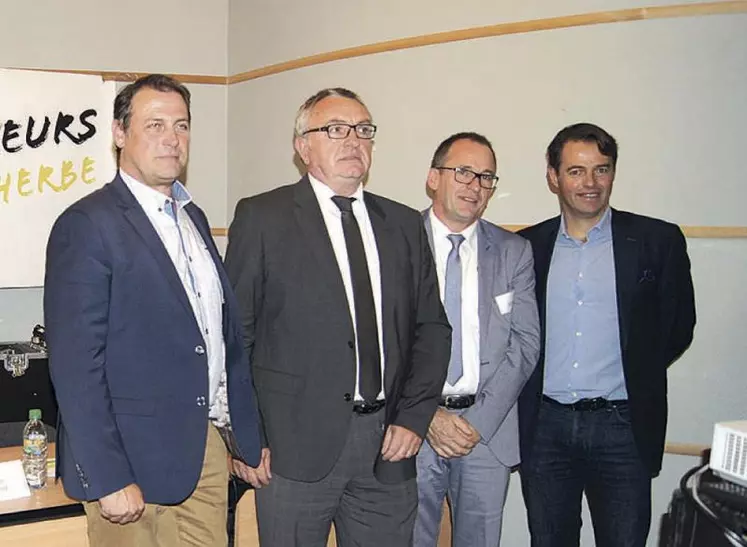 Michel Millot, directeur Feder, Yves Largy, président, Bertrand Laboisse, vice-président et Olivier Mevel, consultant marketing ont présenté la marque « La maison des éleveurs bœuf pleine herbe » le 4 octobre dernier au Sommet de l’élevage.