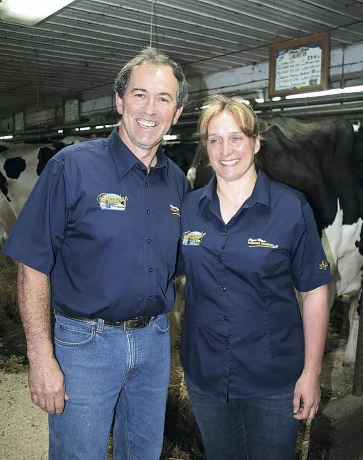 Christian Lacasse, ancien président de l’UPA, avec son épouse Sylvie Gendron est producteur de lait à Saint-Vallier dans la province du Québec. Il dispose d’un quota de 80 kilos de matière grasse par jour qui lui permet de conduire sur 90 hectares un troupeau de 60 vaches laitières prim’holstein à 12 500 kilos de moyenne.