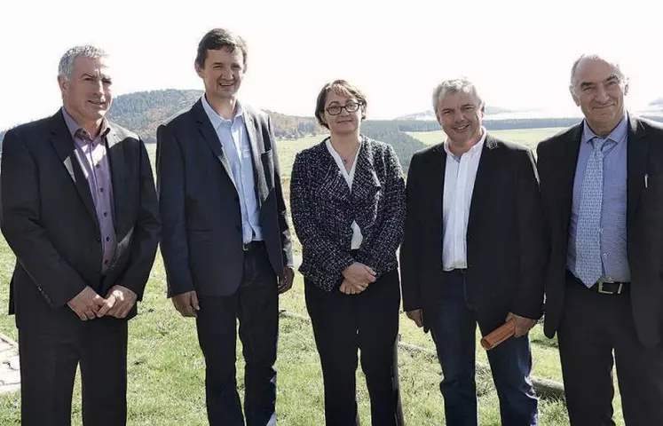 Dominique Chambon, président du syndicat des producteurs de fromages AOC rocamadour ; Patrice Chassard, président du syndicat saint-nectaire ; Corinne Sérec, représentante du ministère de l’Agriculture ; Michel Lacoste, président du CNAOL ; Jean-Louis Piton, président de l’INAO.