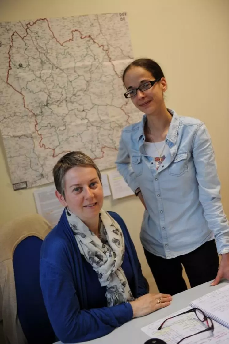 Agnès Ducret et Alexia Constant, dans leur bureau de Mende.