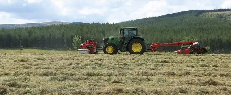 Au sein de la Cuma du Causse, Thierry Cazottes, Alain Barbut et Éric Barbut travaillent tout particulièrement en équipe : machines mises en commun, travail des champs en équipe… Le collectif est leur devise.