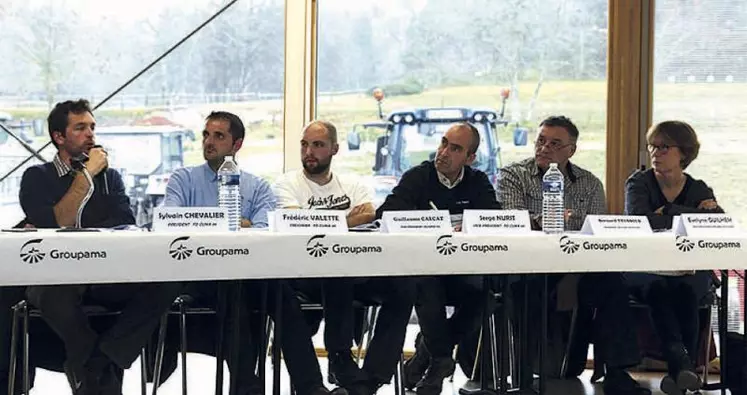 De gauche à droite : Sylvain Chevalier, président de la FDCuma ; Frédéric Valette, trésorier ; Guillaume Calcat et Serge Nurit, vice-présidents ; Bernard Tressols, président de la FRCuma et Évelyne Guilhem, vice-présidente de la FRCuma.