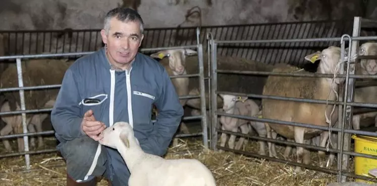 Dominique Pauc est éleveur ovin depuis les années 1990. Et depuis une dizaine d'années, il accueille régulièrement des élèves sur son exploitation pour les initier au métier qui le passionne.