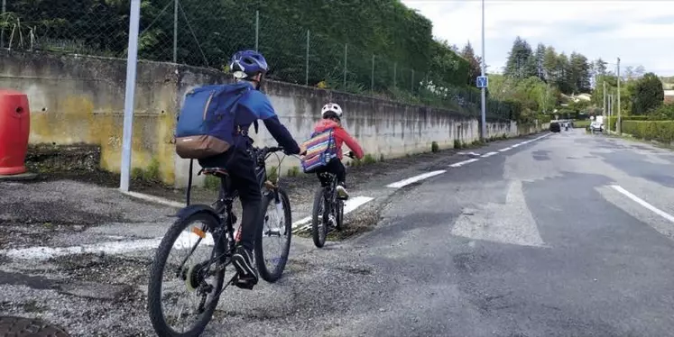 Afin d'encourager la pratique du vélo, notamment pour les trajets les plus courts, l'Ademe et les pouvoirs publics mobilisent des moyens techniques et financiers. Exemples en Isère.