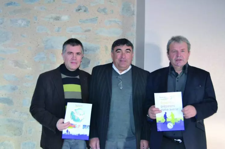 Damien Lacombe, vice-président en passe de succéder à François Iches (à droite), entourent Alain Trouche, président de la section Lozère Aveyron Tarn.