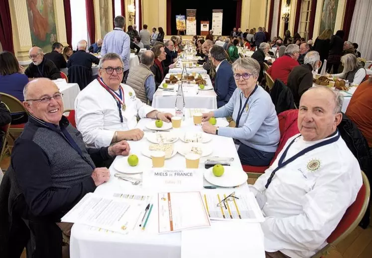 Malgré une année 2021 catastrophique pour les récoltes de miel, les apiculteurs lozériens ont tenu à être présents lors du concours des miels de France, qui s’est déroulé le 8 mars à la mairie de Saint-Mandé. Et ont obtenu une dizaine de médailles dans quatre catégories.