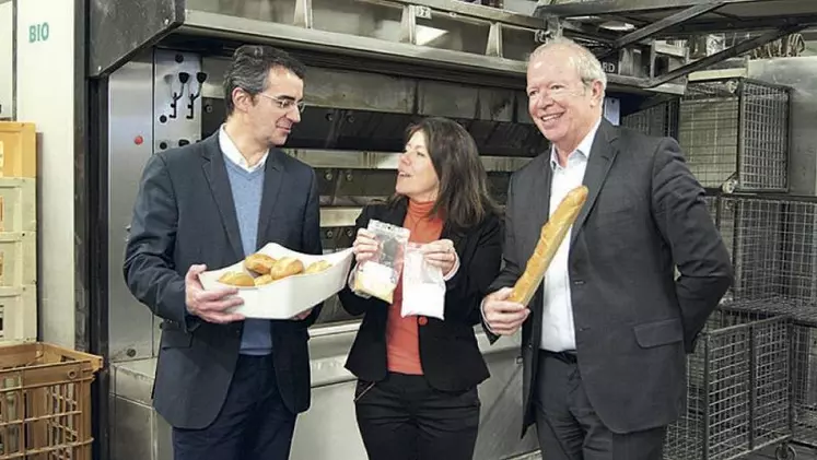 De gauche à droite, Laurent Cheviron, directeur général de la Gerbe d’or, Tania Rougier animatrice de projets céréales alimentations et Grégoire Berthe, directeur général de Céréales vallée présentent le pain nutritionnel issu du projet Nutripan.