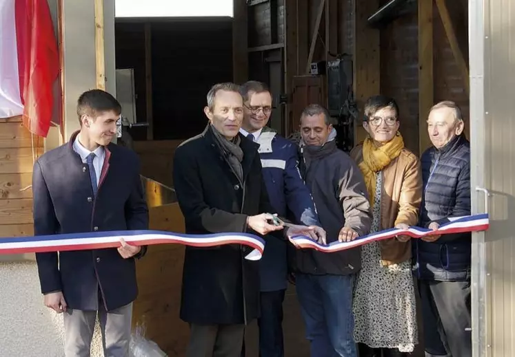 Depuis un an le Gaec du Buffre, associant deux agriculteurs de deux générations, s'est équipé d'une nouvelle bergerie avec l'aide de fonds européens. Ce samedi 5 novembre, le préfet de Lozère ainsi que de nombreux élus s'étaient donné rendez-vous pour célébrer ce témoignage du dynamisme agricole local.