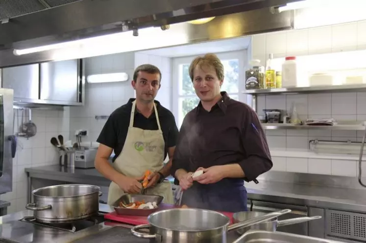 Jérémy Vassié et Julien Izarn dans les cuisines du château d'Orfeuillette.