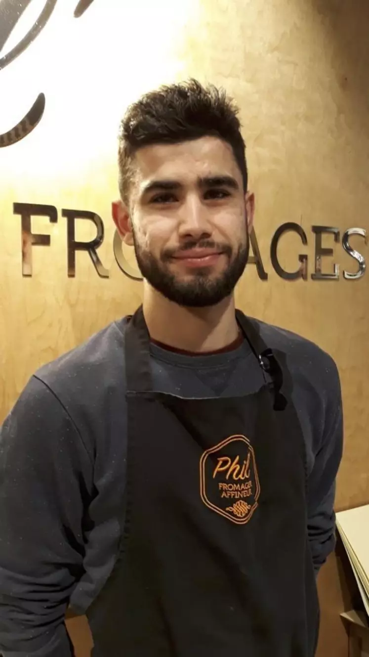 Thomas Lardeux travaille tous les jours dans la petite fromagerie d’Issoire où il est possible de boire un verre autour d’un joli plateau.