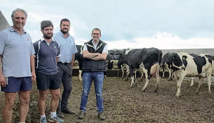 Damien et Jean-Yves Sanconie, éleveurs à Sénezergues (15), ont testé avec succès Axion Thermoplus, sur les conseils de David Puech et Pierre Chauvet, ici à leurs côtés.