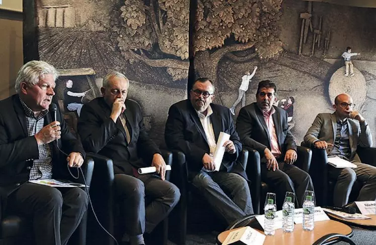 Cinq intervenants ont présenté leur vision sur les débouchés de la viande bovine. De gauche à droite : Yves Bioulac, directeur d'Unicor ; Luc Mary, directeur de Sicaba ; Jean-Philippe Gazeau, responsable régional du groupe Elior ; Félix Puechal, directeur de la branche produits carnés du groupe Altitude et Mathieu Pecqueur, directeur agriculture et qualité à la FCD.