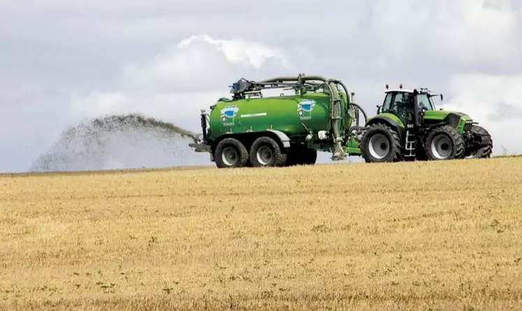 Amorcé en 2020, à l'occasion de la loi anti-gaspillage pour une économie circulaire, le projet de décret dit de « socle commun » relatif aux critères de qualité agronomique et d'innocuité pour les matières fertilisantes et les supports de culture (MFSC) se fait attendre. En cause notamment, l'inquiétude des agriculteurs face à une réglementation qui pourrait envisager effluents d'élevage et boues d'épuration de la même manière.