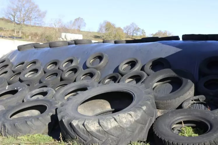 Le silo doit être fermé le plus tôt possible après la fin du chantier avec une bâche neuve, repliée sur les côtés. Le tout correctement lesté par des pneus.