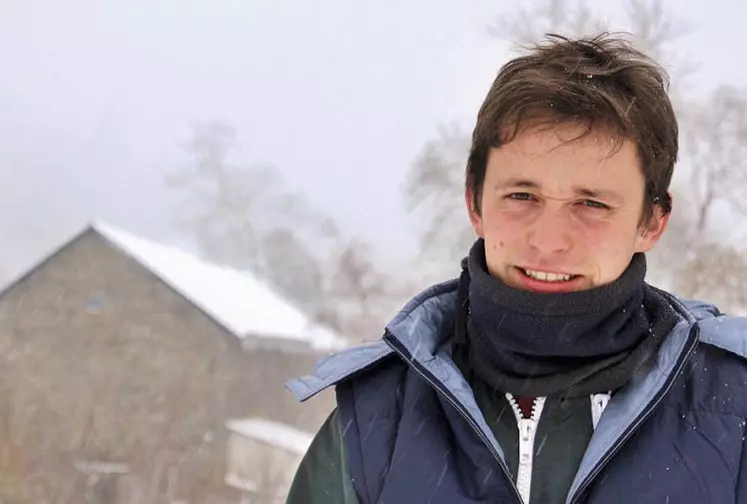 Sylvain Peyronnet devant la vieille grange qui borde la RN122 et qui sera totalement réhabilitée.