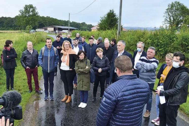 Les députés européens réunis sur une exploitation de Saône-et-Loire.