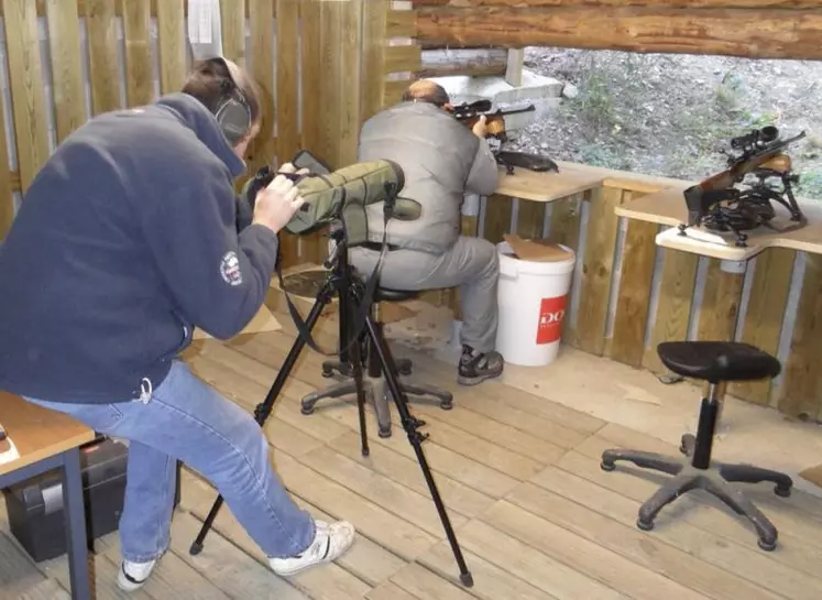 Lors de chaque séance, au niveau du stand de réglage de La Boulaine, un technicien de la fédération est secondé avec efficacité par un opticien à la retraite et passionné d’armes.