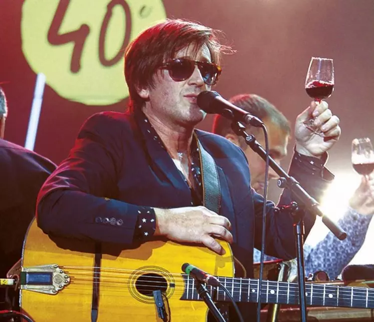 Un verre de Côte-rotie à la main, Thomas Dutronc a fêté comme il se doit les 40 ans du festival Jazz à Vienne le 30 juin.