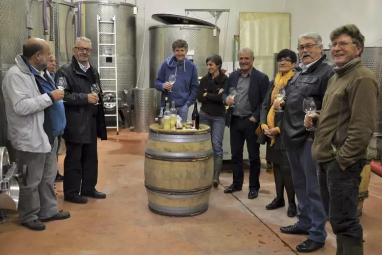 Christian Huguet, président de la communauté de commune Florac-Sud Lozère, Michel Vieilledent, maire d'Ispagnac, René Moreno, conseiller régional et Guylaine Pantel, conseillère départementale, étaient réunis autour de trois vignerons pour envisager un projet commune.