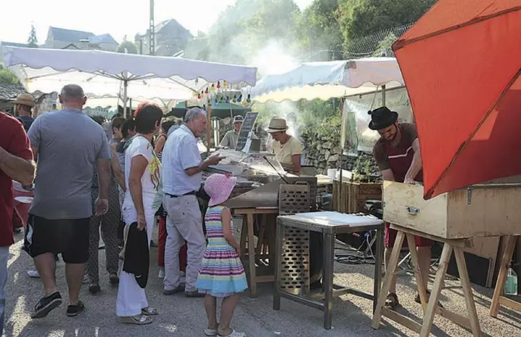 Devant chaque étal de producteur, les Mendois attendent de pouvoir acheter les produits pour les consommer sur place.