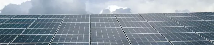 À Saint-Amant-Roche-Savine dans le Puy-de-Dôme, le Gaec de la Grange neuve a associé des panneaux photovoltaïques à son séchage en grange pour réduire sa facture d’électricité.