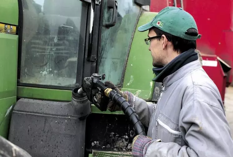 Prônée par le CGAAER il y a quelques mois dans le cadre de la transition énergétique, la fin progressive du tarif réduit sur le gazole non routier (GNR) agricole a été citée par Bruno Le Maire parmi les pistes de baisse de la dépense publique à horizon 2027. Sa réduction devrait être proposée par le gouvernement dès 2024.