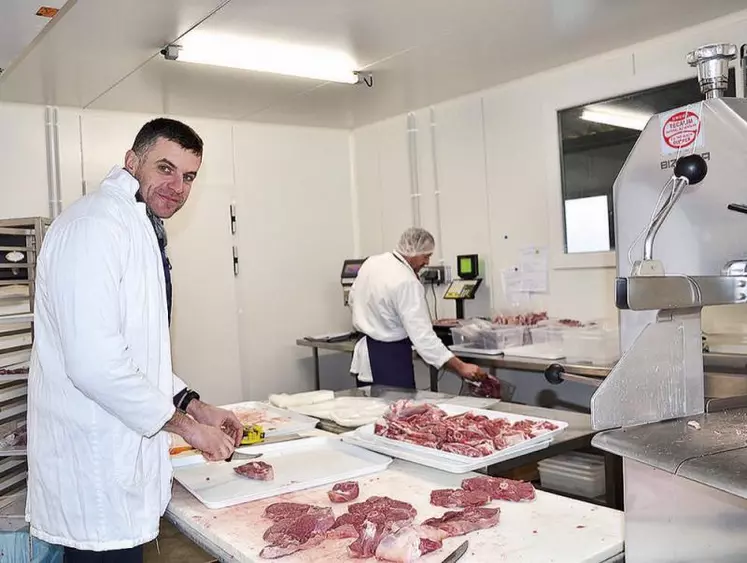 L’atelier de découpe de la Cuma Kig bro Leon est en activité depuis quelques mois. Ici Majan Laot, un des trois éleveurs à l’origine de l’initiative.