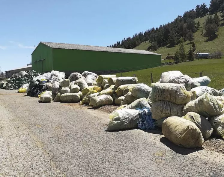 De septembre à octobre, les agriculteurs lozériens sont invités à apporter leurs déchets plastiques sur les 26 points de collecte du département.