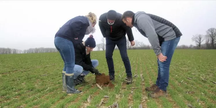 Clara Lefèvre (à gauche) est venue repérer les parcelles de Mikaël Brunet (à droite), avec les techniciens de la Chambre d'agriculture de la Vienne.