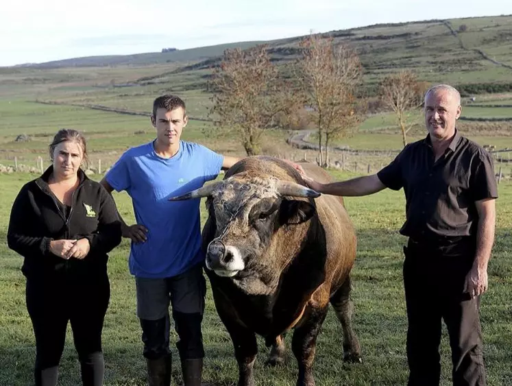 André Trigosse (au centre) est en cours d'installation au sein du Gaec de la Buge, le Gaec familial implanté à Recoules-d'Aubrac (Escudières) depuis près de trois générations.