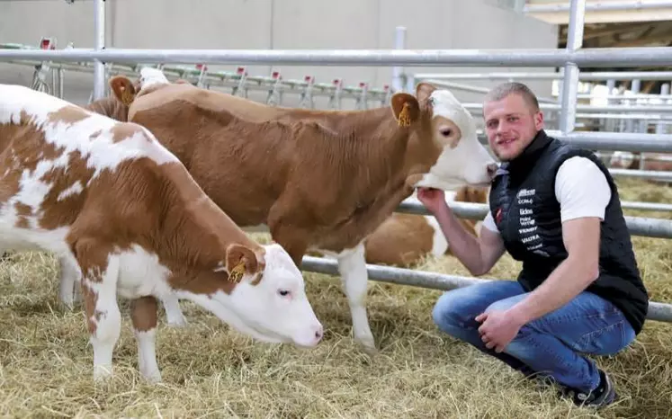 Rémi Bessière est un jeune installé, depuis le 1er janvier 2023, sur la ferme familiale. Ferme familiale qu'il a fait passer d'une production allaitante Aubrac à une production laitière en Simmental et est entré dès son installation à la coopérative Jeune montagne.