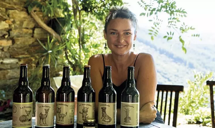 Émilie Thisse est la plus récente arrivée sur le marché de la bière lozérienne. Cette enseignante reconvertie professionnellement en brasseuse depuis moins d’un an, installée à Viala, a trouvé son marché et vends ses produits jusqu’à Cévennes in the box.