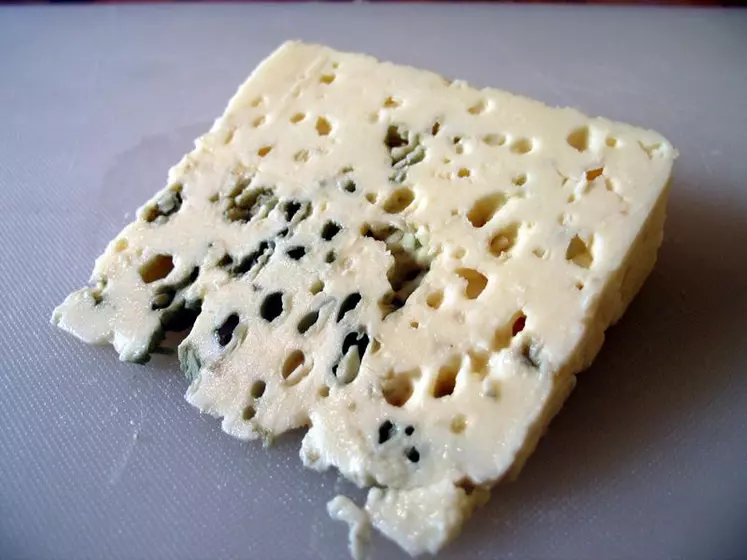 Une promotion sur un Roquefort va probablement attirer plus de demande que sur un Cantal, car les consommateurs sont plus sensibles aux variations de prix du fromage à pâte persillée.