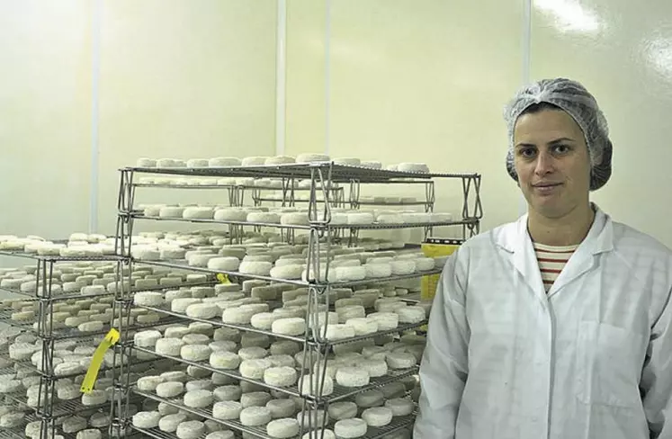Camille Davoult, après avoir dirigé l'entreprise pendant six ans, est devenue productrice de fromages.
