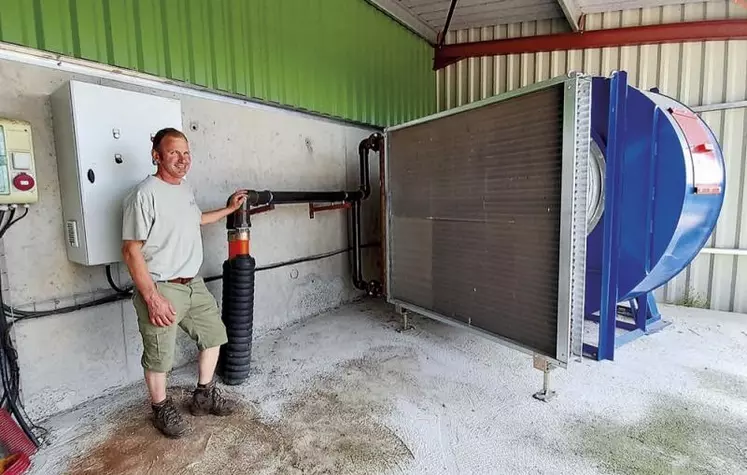 Le séchoir sur grilles équipé d'une soufflerie et d'un radiateur de taille conséquente.