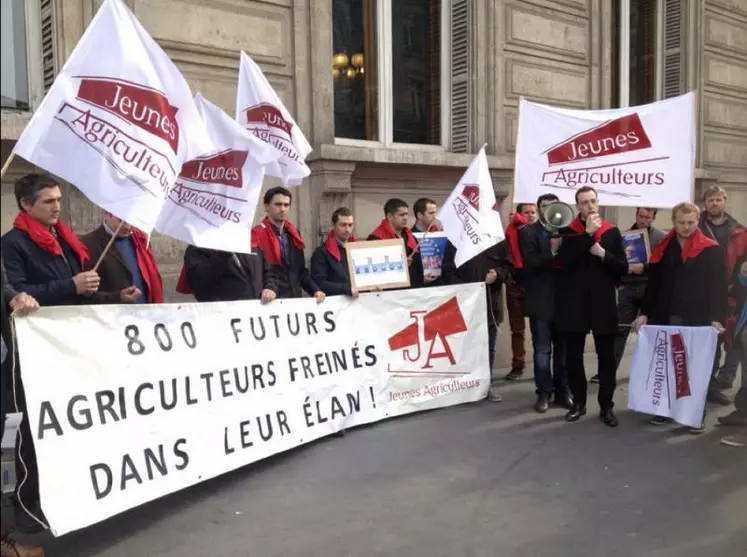 Mercredi 18 mars, des JA se sont fait entendre devant le bureau parisien de la Comission européenne. Objectif : protester contre le blocage des aides à l'installation.