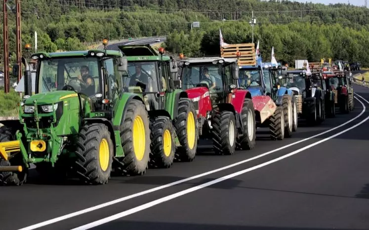 Jeudi 16 juin, les syndicats agricoles de la FDSEA et des JA ont organisé une grande manifestation de colère sur l’aire de la Lozère, avec prises de paroles, blocage de l’A75 dans le sens nord-sud et barrage filtrant. Et échange téléphonique avec le ministre de l’agriculture, Marc Fesneau.