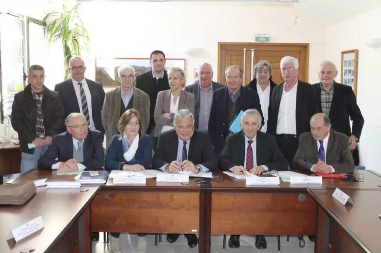 La signature du contrat de ruralité du Pays du Gévaudan, mercredi 15 mars, a réuni plusieurs officiels dont Patricia Bremond, vice-présidente du conseil départemental (en bas à gauche), Hervé Malherbe, préfet de Lozère, Jean-Paul Pourquier, président de l’association du Pays du Gévaudan-Lozère et Rémi André, président de la communauté de communes du Gévaudan.