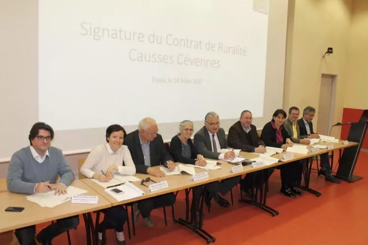 De gauche à droite : Rolland Della Casa, de la chambre de commerce et d’industrie de la Lozère, Aurélie Maillols, vice-président du conseil régional d’Occitanie, Alain Louche, président de la communauté de communes des Cévennes au Mont-Lozère, Michèle Manoa, vice-présidente de l’association territoriale causses Cévennes, Hervé Malherbe, préfet de la Lozère, Henri Couderc, pour le parc national des Cévennes , Sophie Pantel, président du conseil départemental et Denis ...