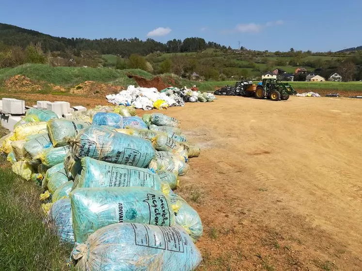 Collecte des plastiques agricoles à Chanac le 25 avril dernier.