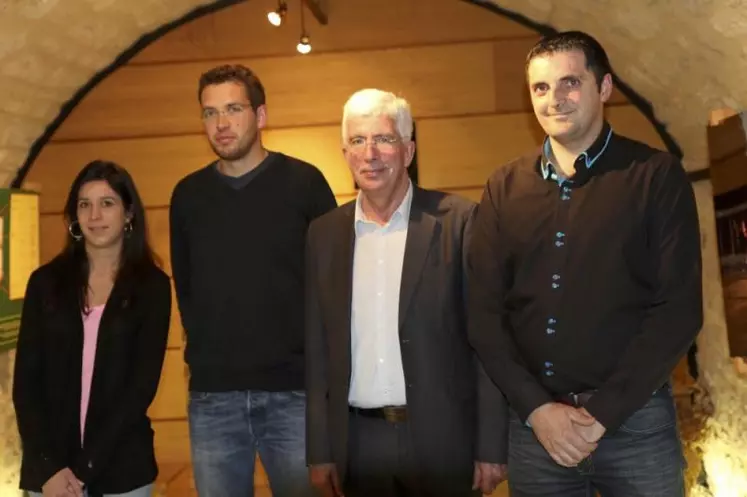 De gauche à droite, Aline Chabanon, chargée de l’étude de faisabilité du marché ; Sylvain Chevalier, trésorier de l’association Un cadran pour tous ; Alain Astruc, maire d’Aumont-Aubrac et Frédéric Valette, président de l’association Un cadran pour tous.