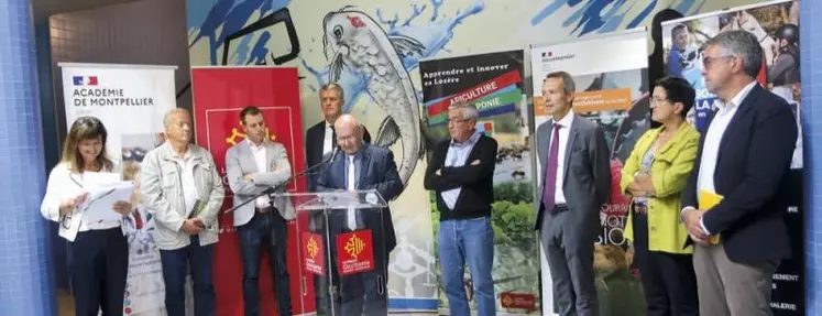 Au lycée agricole de la Canourgue, les élus locaux, accompagnés du vice-président de la région Vincent Labarthe, de la rectrice de l’académie de Montpellier Sophie Béjean, du directeur régional de l’alimentation, de l’agriculture et de la forêt de la région Occitanie Florent Guhl, du préfet Philippe Castanet.