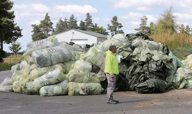 Le Copage se satisfait d'une nouvelle collecte record des plastiques agricoles pour 2021. Une opération qui, lancée il y a 20 ans, « fonctionne bien », reposant sur un partenariat renforcé entre tous les acteurs. Explications avec Norbert Fournier, chauffeur d'environnement massif Central, qui en assure le transport depuis ses débuts.