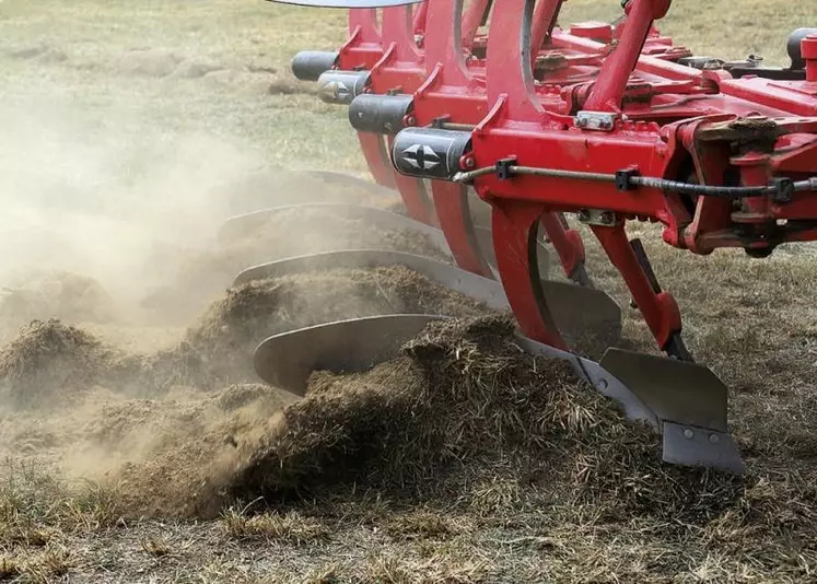 À partir du 1er avril, les agriculteurs et les Cuma devront appliquer la Convention collective nationale (CCN), qui crée un nouveau socle commun du droit du travail dans le secteur. Les entreprises commencent d'ores et déjà à s'en emparer, s'est réjouie la FGA-CFDT, qui reste vigilante sur le cas des saisonniers.