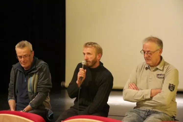 Jeudi 1er décembre, le ciné-théâtre de Saint-Chély-d'Apcher a organisé une soirée ciné-débat autour de deux films du documentariste Marc Khanne : La transhumance du bonheur et L'heure des loups, en présence de Mickaël Tichit et Joël Brunet, deux éleveurs prédatés en 2022.